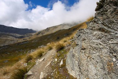 Queenstown 'daki The Remarkables' da yürüyüş parkurunda. Yeni Zelanda dağ manzarası.