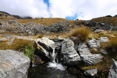 Queenstown 'daki Olağanüstü Dağ Deresi' nde. Yeni Zelanda Güney Adası dağ manzarası.