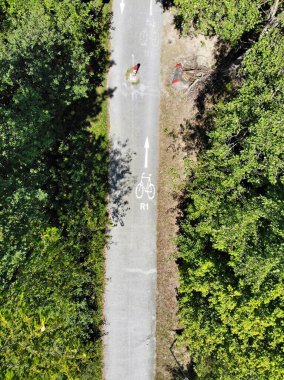 Avusturya 'da St. Jakob im Rosental yakınlarında Drava River bisiklet yolu (Drauradweg). İnsansız hava aracından yaz görünümü.