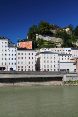 Salzburg, Avusturya. Giselakai nehir kenarı ve Kapuzinerberg tepesi ile şehir manzarası.