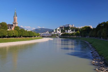 Salzburg, Avusturya. Şehir manzarası Salzach nehri ve Evanjelik Kilise.