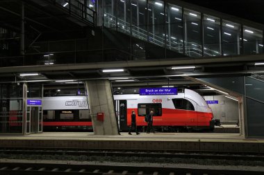 BRUCK AN DER MUR, AUSTRIA - 13 Ağustos 2022: Avusturya Federal Demiryolları OBB 'nin Siemens Desiro yolcu treni Avusturya' daki Bruck an der Mur tren istasyonuna vardı.