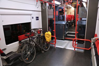 BRUCK AN DER MUR, AUSTRIA - 13 Ağustos 2022: Avusturya Federal Demiryolları OBB yolcu treninde bisikletle seyahat.