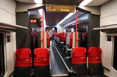 BRUCK AN DER MUR, AUSTRIA - 13 Ağustos 2022: Avusturya Federal Demiryolları OBB yolcu treninin iç görünümü.