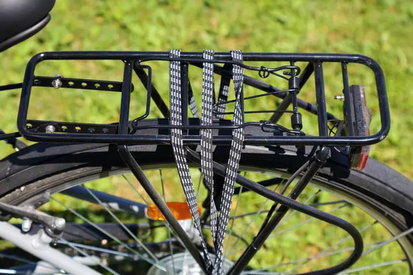 Задня Стійка Велосипеді Еластичними Ремінцями Він Має Спеціальні Віддалені Елементи — стокове фото