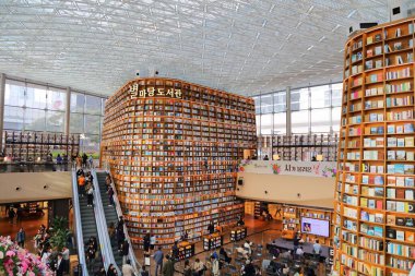 SEOUL, Güney Kore - 7 Nisan 2023: Seul 'un Gangnam bölgesindeki Starfield COEX Mall' daki Starfield Kütüphanesi 'ni ziyaret edenler.
