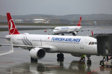 ISTANBUL, TURKEY - 11 Nisan 2023: Türk Havayolları Airbus A321 ve A320 İstanbul Havalimanı, dünyanın en işlek havaalanlarından biri.