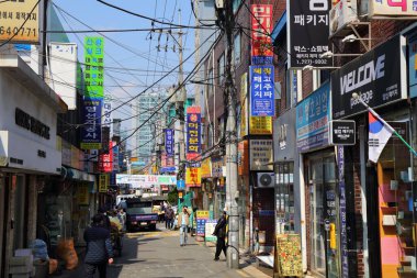 SEOUL, Güney Kore - 7 Nisan 2023: İnsanlar Güney Kore 'nin Seul bölgesindeki Jung-gu bölgesinde ambalaj, kutu ve promosyon malzemeleri konusunda uzmanlaşmış Jugyo-dong mahallesini ziyaret ediyor.
