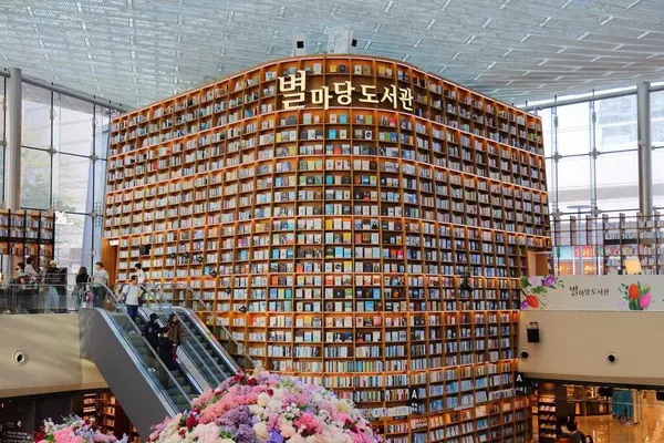 SEOUL, Güney Kore - 7 Nisan 2023: Seul 'un Gangnam bölgesindeki Starfield COEX Mall' daki Starfield Kütüphanesi 'ni ziyaret edenler.