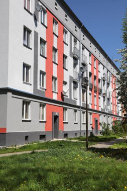 Polonya 'da genel bir apartman binası. Kedzierzyn-Kozle şehrinde ikamet mimarisi, Polonya.