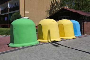Polonya 'daki çöp konteynırlarını ayıklamak. Katowice, Polonya 'da çöp konteynırlarının geri dönüşümü.