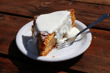 Kremalı elmalı turta (Lehçe szarlotka). Polonya 'daki Tatra dağlarındaki dağ mültecilerinde tipik bir tatlı..