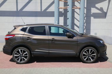 KEDZIERZYN-KOZLE, POLAND - 11 Mayıs 2021: Polonya 'da park halindeki Nissan Kashqai geçidi. Polonya 'da 33 milyon kayıtlı motorlu araç var.