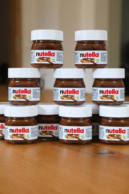 WARA, POLAND - 17 AĞUSTOS 2023: Nutella çikolatası, Polonya 'da ev yapımı mini kavanozlar, gıda ürünleri.