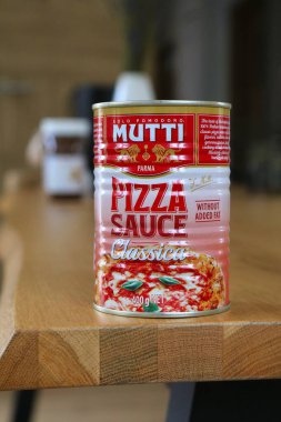 VARŞAN, POLAND - 17 AĞUSTOS 2023: Mutti İtalyan marka konserve pizza sosu, Polonya 'da ev yapımı gıda.