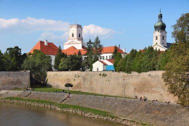 Gyor şehri, Macaristan - Eski Şehir silueti ve park alanlarıyla dolu Raba nehri seti.