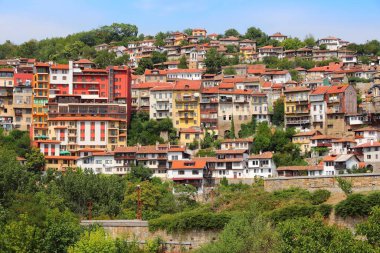 Bulgaristan 'ın Veliko Tarnovo kenti. Üç tepeye kurulmuş eski bir kasaba.