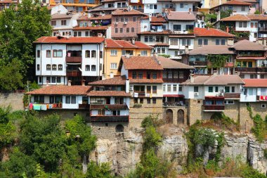 Bulgaristan 'ın Veliko Tarnovo kenti. Üç tepeye kurulmuş eski bir kasaba.
