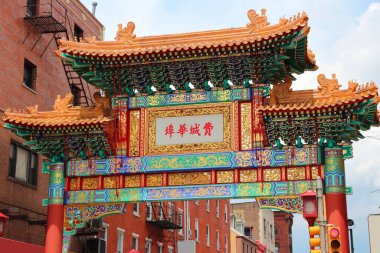Philadelphia Chinatown kemeri - Çin bölge kapısı. Çince metin Philadelphia Çin Mahallesi diyor..