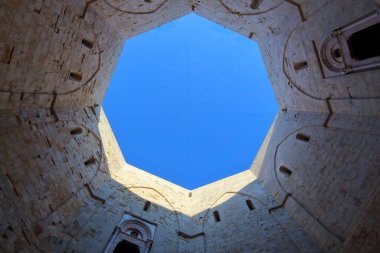 Castel Del Monte - Simgesel Yapı Ortaçağ Kalesi Apulia, İtalya. UNESCO Dünya Miras Listesi.