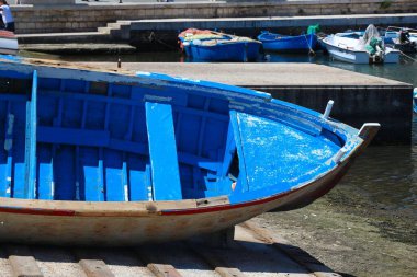 Bari Akdeniz limanında mavi geleneksel balıkçı tekneleri, İtalya.