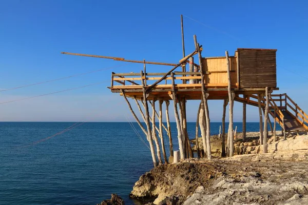 Trabucco yapısı - Gargano Yarımadası, İtalya 'da geleneksel ahşap balıkçılık makinesi.