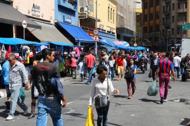 SAO PAULO, BRAZIL - 6 Ekim 2014: Sao Paulo 'dan alışveriş. 21.2 milyon nüfusuyla Sao Paulo metropolitan alanı dünyanın en kalabalık 8. şehri..