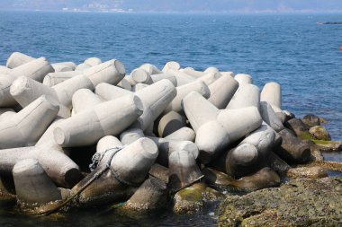 Güney Kore 'deki Geoje Adası. Beton tetrapod dalgakıranı - liman altyapısı.