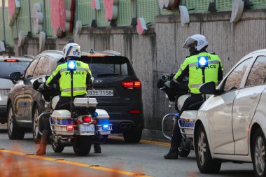 CHANGWON, Güney Kore - 28 Mart 2023 Jinhae kasabasındaki Güney Kore polisinin motosiklet yol devriyesi.