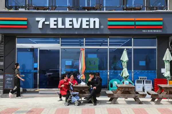 Geoje Südkorea April 2023 Kunden Sitzen Vor Dem Eleven Markenladen — Stockfoto