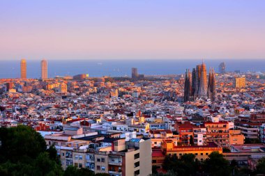 Arka planda Sagrada Familia ve Akdeniz ile Barselona şehir manzarası. İspanya 'nın Barcelona kentinin gün batımı manzarası.