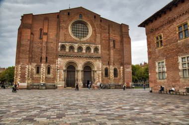 TOULOUSE, FRANCE - 28 Eylül 2021: İnsanlar Toulouse 'daki Saint-Sernin Bazilikasını ziyaret ediyor. Roma kilisesi Santiago de Compostela 'nın güzergahında bir hac yeri..