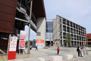 TOULOUSE, FRANCE - 28 Eylül 2021: Fransa 'daki Toulouse Jean Jaures Üniversitesi kampüsünü ziyaret eden öğrenciler. Universite de Toulouse en eski üniversitelerden biridir (1229).).