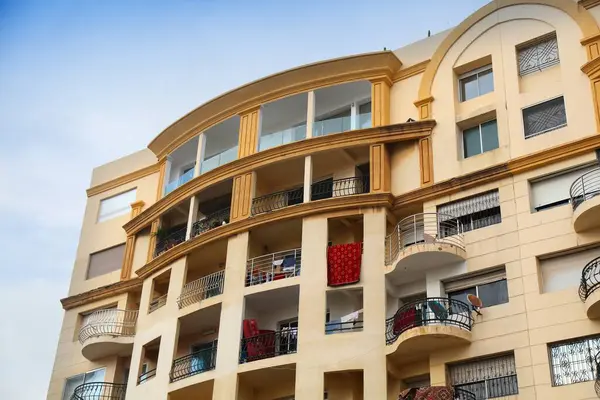 Casablanca, Fas 'ın en büyük şehri. Casablanca şehir merkezindeki sokak manzarası. Genel çağdaş apartman binası.