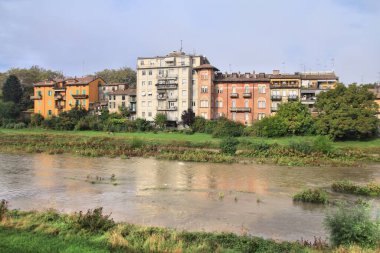 İtalya, Parma 'da nehir manzarası. Emilia-Romagna Bölgesi.