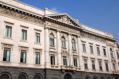 MILAN, İtalya - 7 Ekim 2010: İtalya 'nın Milano kentindeki Banca Commerciale Italiana bankasının tarihi binası. Banka şu anki Intesa Sanpaolo grubunun bir parçası..