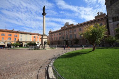 PIACENZA, ITALY - 5 Ekim 2010: Piacenza 'daki Piazza Duomo şehir meydanı, İtalya' nın Emilia Romagna bölgesi.