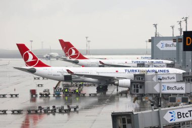 İSTANBUL, TURKEY - 11 Nisan 2023: Türkiye 'deki İstanbul Uluslararası Havaalanında Türk Hava Yolları Filosu.