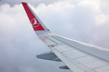 İSTANBUL, TURKEY - 11 Nisan 2023: Türk Hava Yolları uçak kanadının pencere manzarası.
