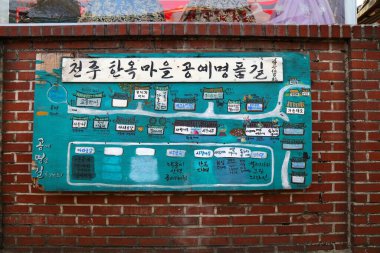 JEONJU, Güney Kore - 3 Nisan 2023: Jeonju Hanok Köyü 'ndeki mahalle dükkanlarının ve yerel köpeklerin şirin el boyaması haritası.