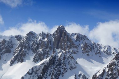 French Alps kış kar - düzensiz zirveleri karla. Valloire alan.