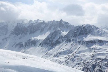 Fransa 'nın Alplerinde karlı dağlar. Valmeinier ve Valloire 'deki Galibier-Thabor kayak merkezi. Savoie 'nin Rhone-Alpes bölgesindeki Massif des Cerces dağ sırası.