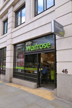 LONDON, İngiltere - 23 Nisan 2016: Londra 'daki Little Waitrose mağazası. Waitrose süpermarketinin İngiltere 'de 350 şubesi var..