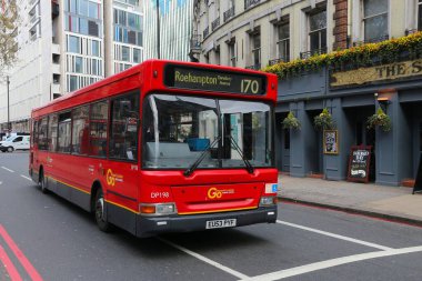 LONDON, İngiltere - 23 Nisan 2016: İnsanlar Londra 'da toplu taşıma otobüsüne biniyor. 170 numaralı otobüs Roehampton 'a gidiyor..