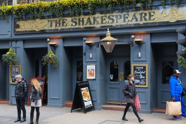 Londra, İngiltere - 23 Nisan 2012: İnsanlar Londra'da Shakespeare pub ziyaret edin. Tipik bir Londra pub olduğunu. Londra'da daha fazla 7.000 pub vardır.