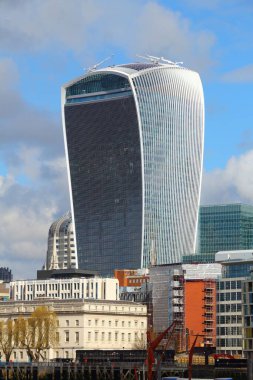 LONDON, İngiltere - 23 Nisan 2016: 20 Fenchurch Caddesi gökdeleni Londra, İngiltere. Postmodern ofis binasını Rafael Vinoly tasarladı. Lakabı Telsiz..