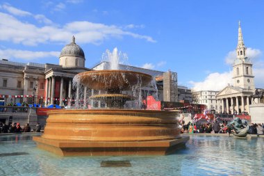 LONDON, İngiltere - 23 Nisan 2016: İnsanlar Londra 'daki Aziz George Günü için Trafalgar Meydanı' nı ziyaret ediyor. Aziz George İngiltere 'nin koruyucu azizidir..