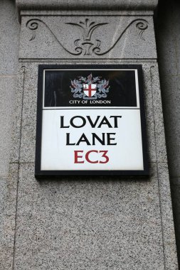 LONDON, İngiltere - 23 Nisan 2016: Londra 'da Lovat Lane caddesi tabelası. Londra, 13 milyon nüfusuyla İngiltere 'nin en kalabalık şehridir..