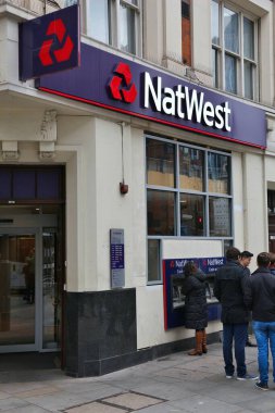 LONDON, İngiltere - 22 Nisan 2016: İnsanlar Londra 'daki NatWest banka şubesini ziyaret ediyor. NatWest olarak bilinen National Westminster Bankası büyük bir İngiliz bankasıdır..