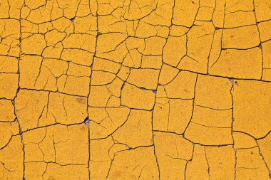 Sarı çatlamış boya sıkıntılı bir arkaplan. Grunge boyayı soyuyor..